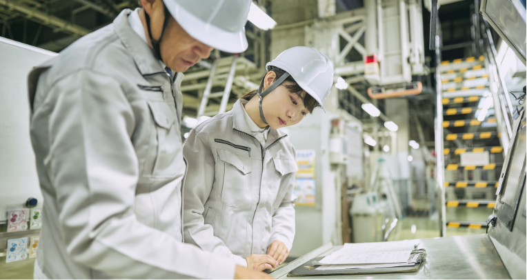 思案する技術者