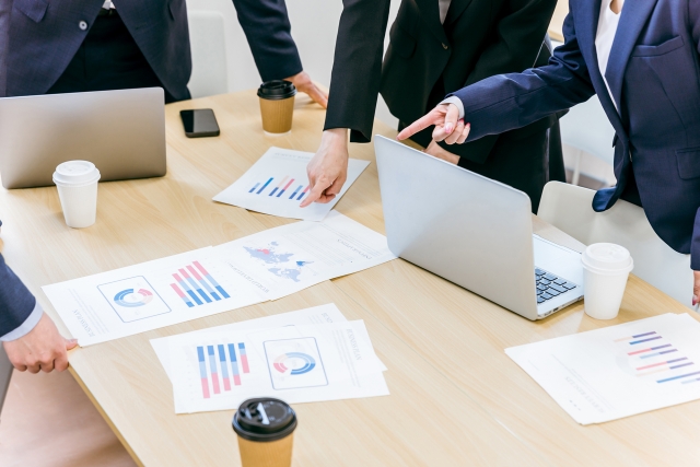 データをまとめる会議の様子