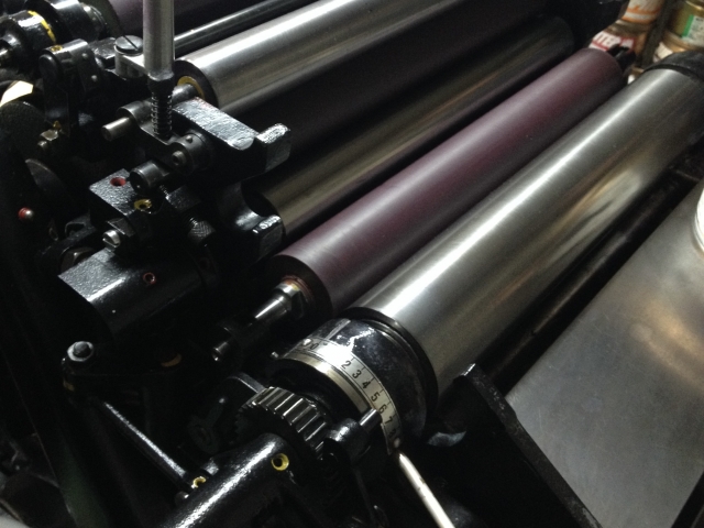 ウェブハンドリングの品質を左右する張力と空気膜とは？安定搬送・巻取りの基本と対策