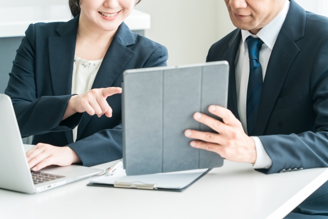 資料をチェックする社員