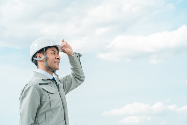 空を見上げる作業員