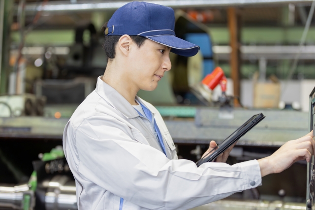 工場で作業する作業員