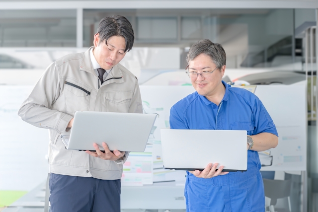 相談する作業員