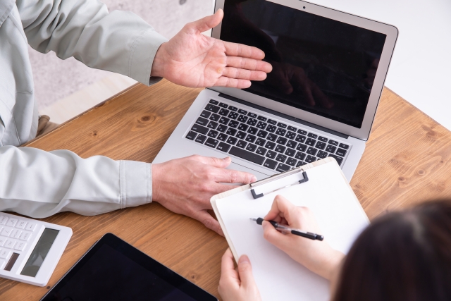 PCを使って説明をする作業員