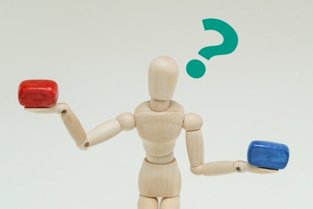 木のブロックを両手に持つ人形