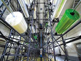 宙吊り保管されているロール