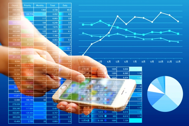 スマホを持つ手とデジタルデータ