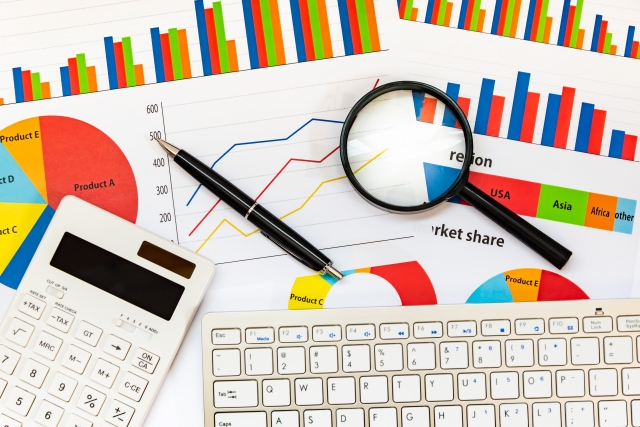 グラフと虫眼鏡とボールペン