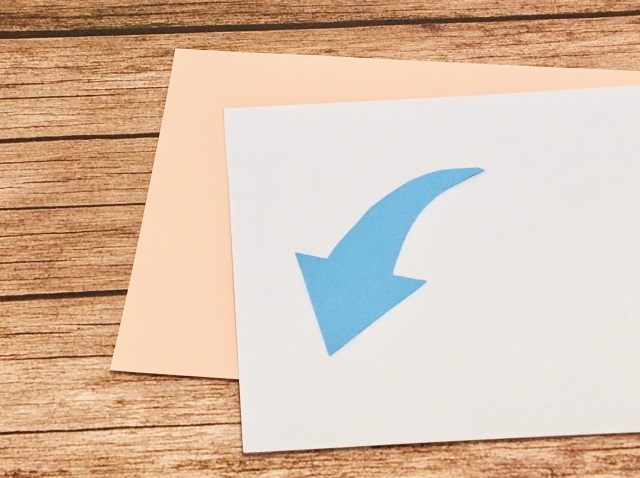 下向きの矢印と付箋