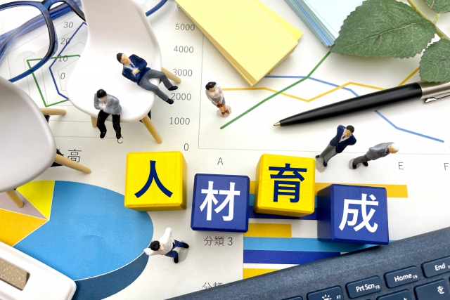 人材育成の文字列と人の模型