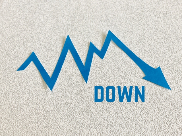 低下していく折れ線グラフ