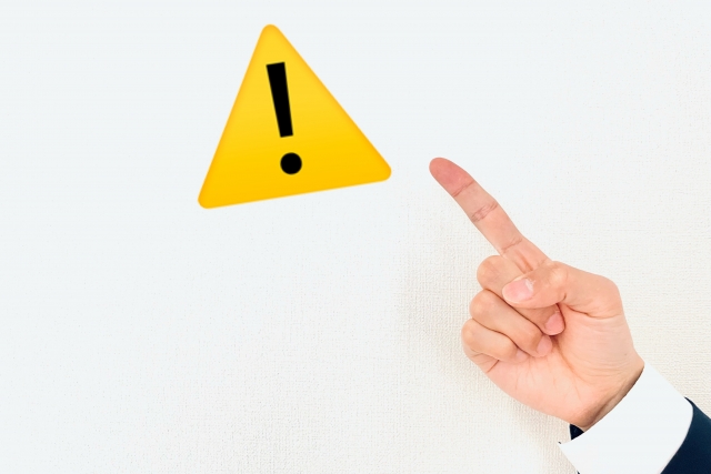 ビックリマークを指さす手元