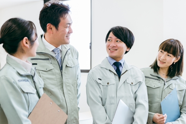 部下を教育する作業員