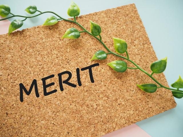 MERITと書かれたコルクボード