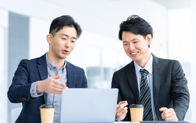 営業担当に相談する男性