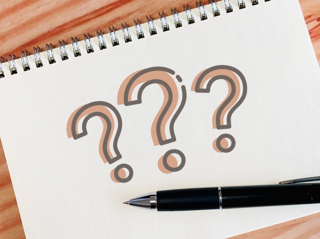 クエスチョンマークが書かれたノート