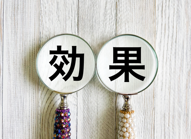 効果の文字列とビーズの付いた虫眼鏡