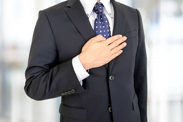 胸に手を当てる営業担当
