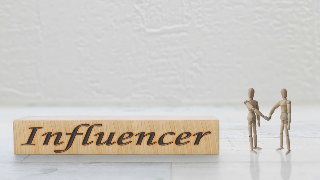 Influenceの文字列と人間の模型