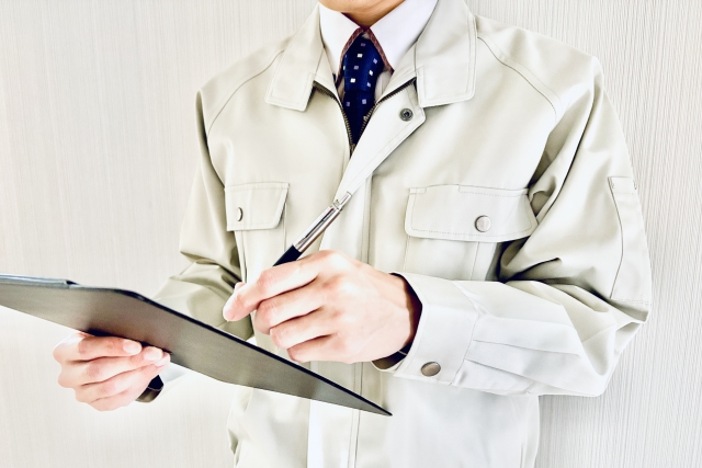 管理作業をする作業員