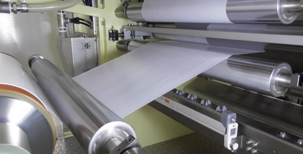 稼働しているフィルム巻き取り機