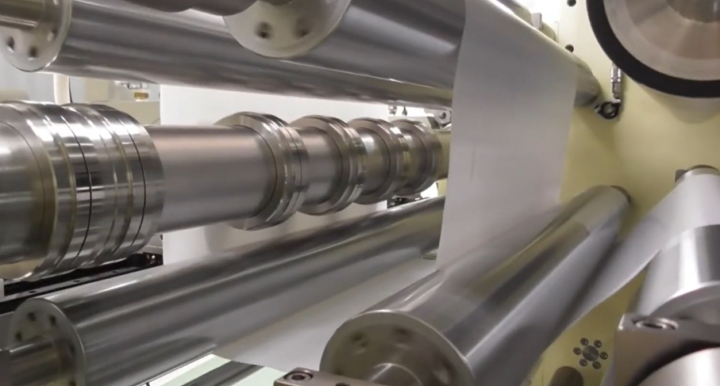 稼働しているフィルム巻き取り機