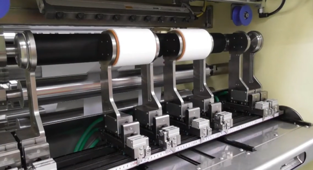 稼働しているフィルム巻き取り機