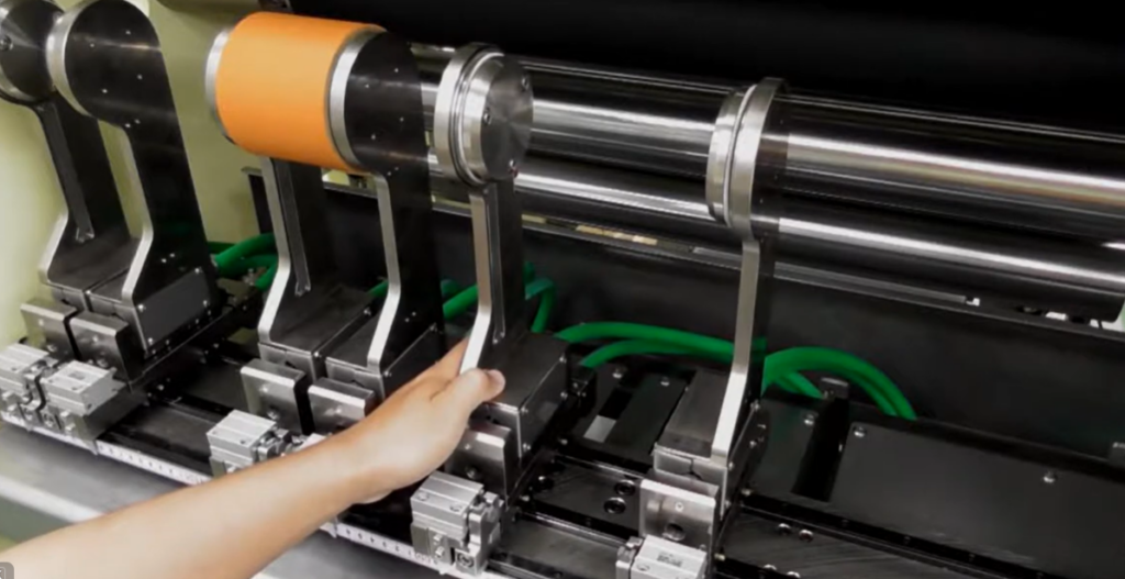 ローラーの位置調整をしている様子