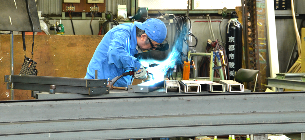 テスト開発をしている作業員