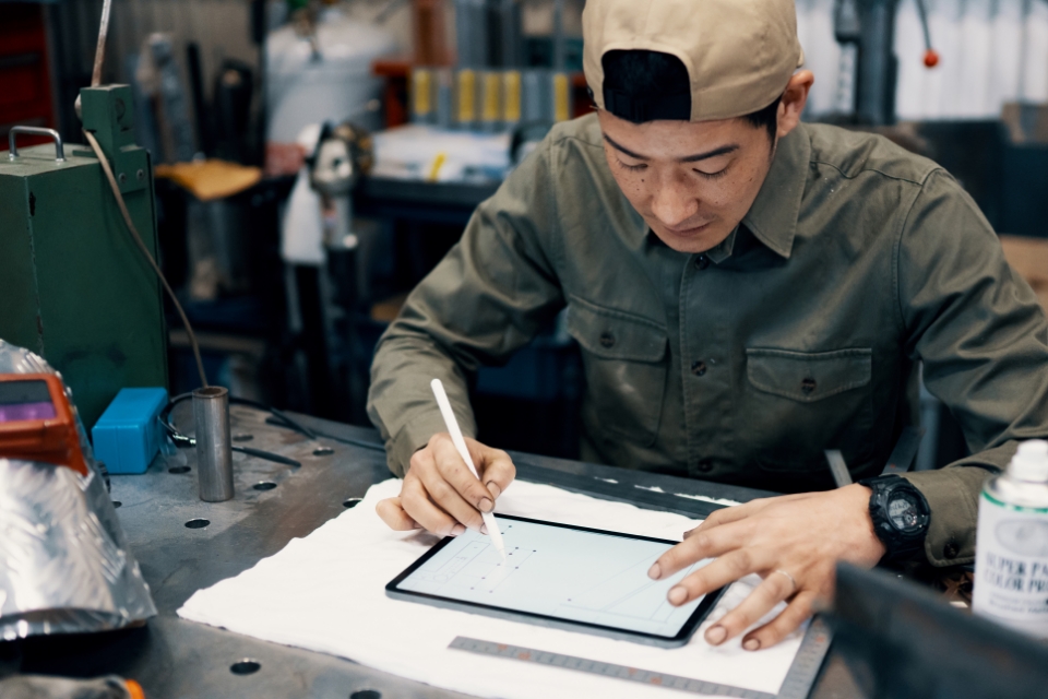 図面を作成している作業員