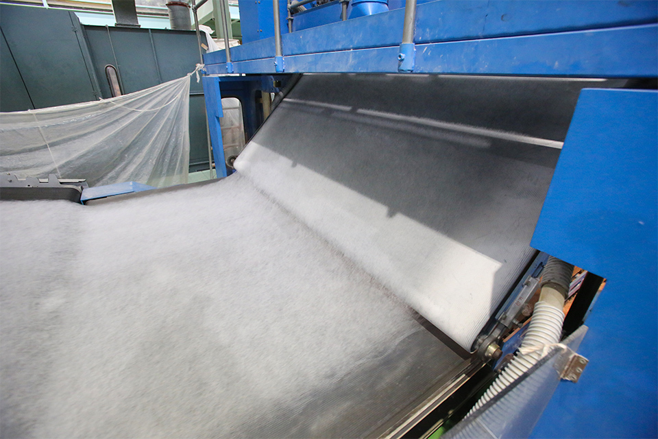 ウェブ形成されている不織布